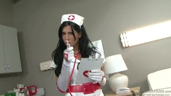 Роскошное женское тело медсестры