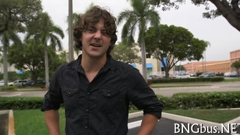 Незнакомец натянул девушку в машине