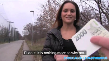 Краля сняла трусики на улице и трахнулась