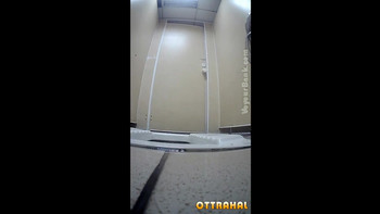 Малышки сикают показывая камере круглые задницы