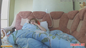 Не дождавшись любовника легла голой спать одна