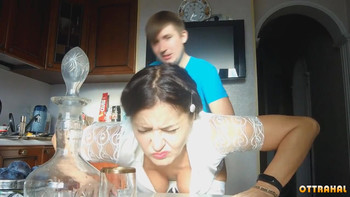 Сын грубо вставил хуек маме между ног когда она мыла полы