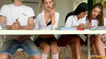 Ева Элфи после уроков трахается в классе с однокурсником