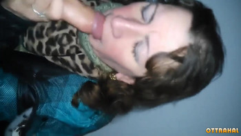 Пьяная дамочка облизывает болт чужого мужика в подъезде