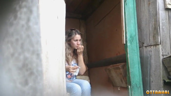 Сельский туалет с писающей русской девушкой