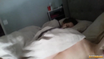 Первая сестра спит, другая рядом тихо мастурбирует