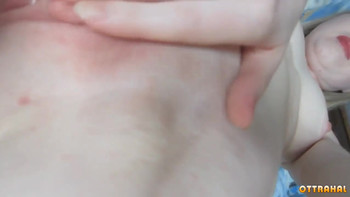 Домашняя девченка мастурбирует шаловливыми пальчиками