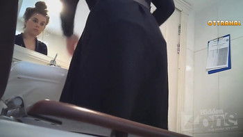 Малышка мастурбирует в туалете на работе. Подглядывание