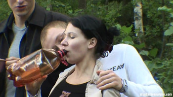 Пьяные студенты на пикнике замутили горячую оргию