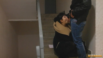 Толстушка с большими дойками обсасывает конец в подъезде