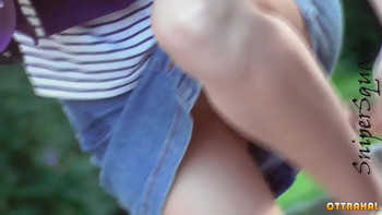 Молодая гуляет без трусов под юбкой с парнем в парке