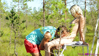 Пацан чпокает любимую с маленькими титьками на прогулке