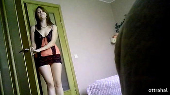 Милфа берёт деньги за секс с дочкой