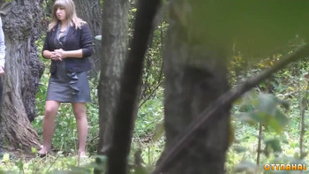 Писсинг студенток в кустах во дворе университета