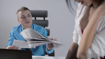 Молодой шеф сношает новую секретаршу в бритую письку